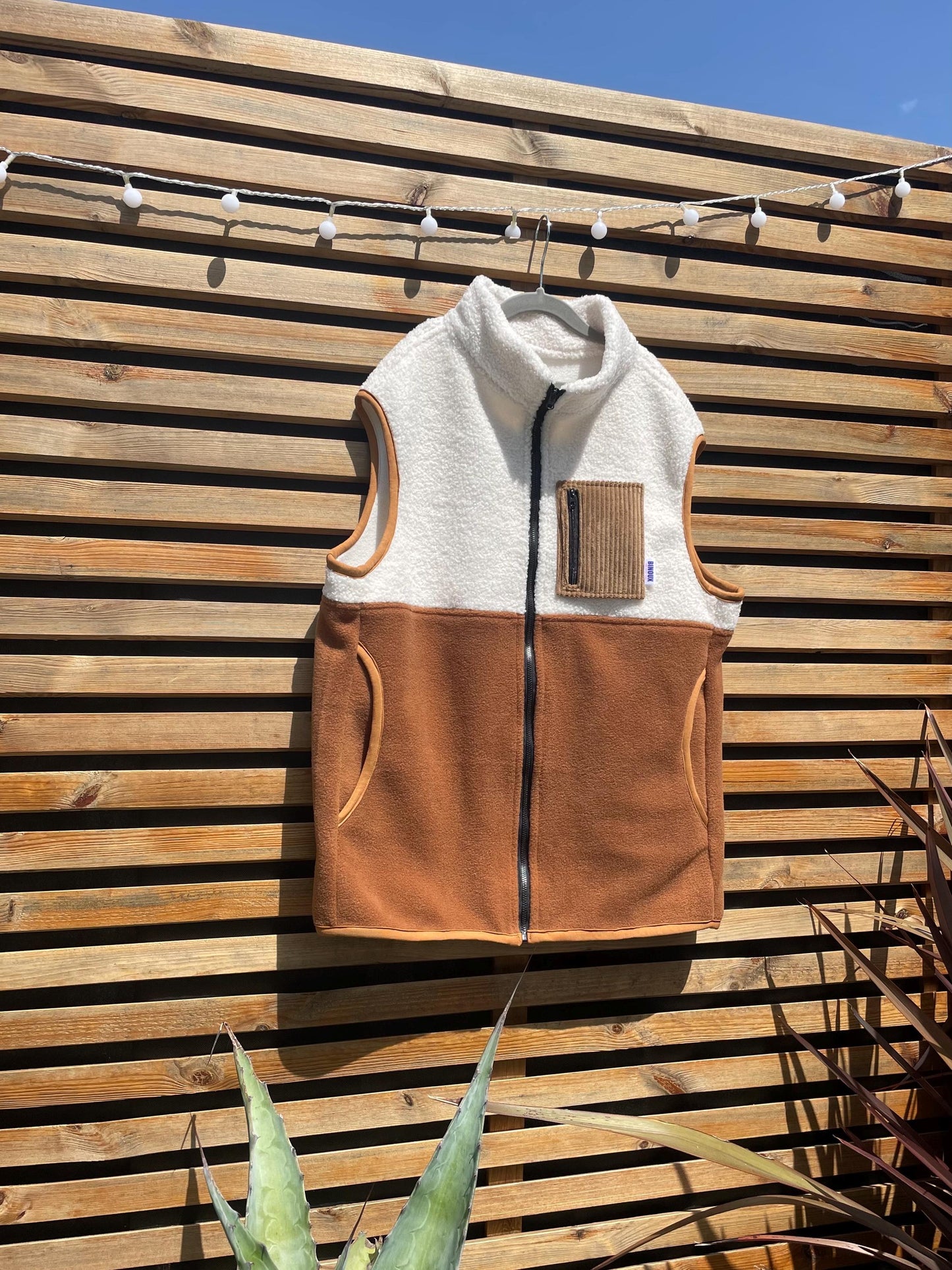 VESTE POLAIRE SANS MANCHE BI-COLOR SHERPA ÉCRU & POLAIRE COLORÉE | ADULTE