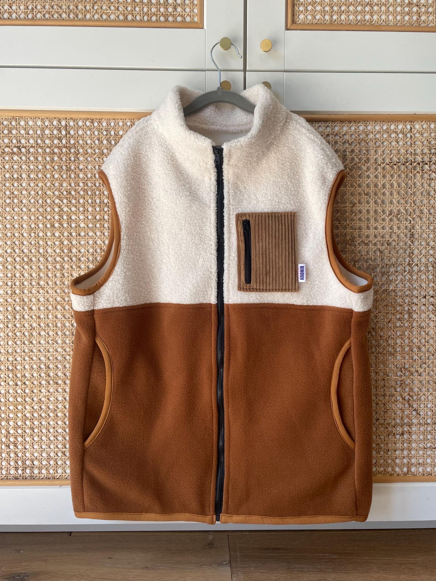 VESTE POLAIRE SANS MANCHE BI-COLOR SHERPA ÉCRU & POLAIRE COLORÉE | ADULTE